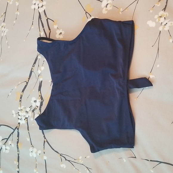 Sporty Bikini Top - Picture 3 of 10